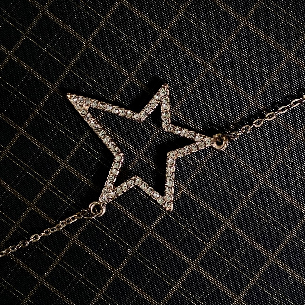 Cream/Silver-Tone Star Pendant Choker/Necklace